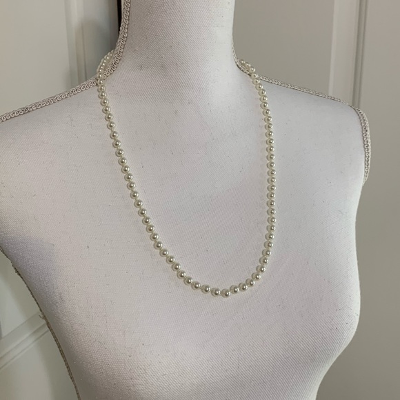 3/$10 🔆 Faux Pearl Necklace 26” - Picture 1 of 6